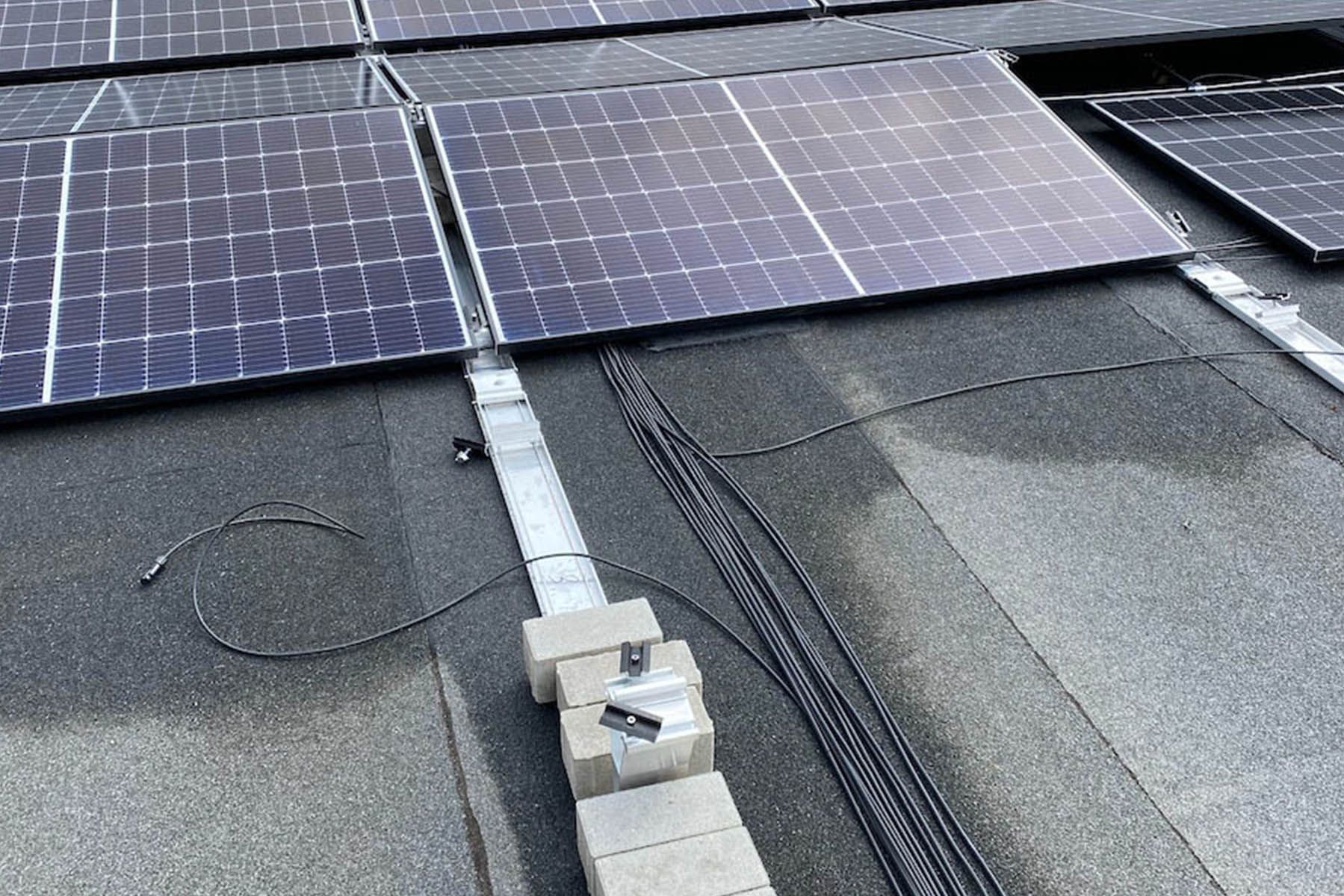 Photovoltaik-Anlage Aufbau KvG. Solarmodule werden auf dem Dach installiert.